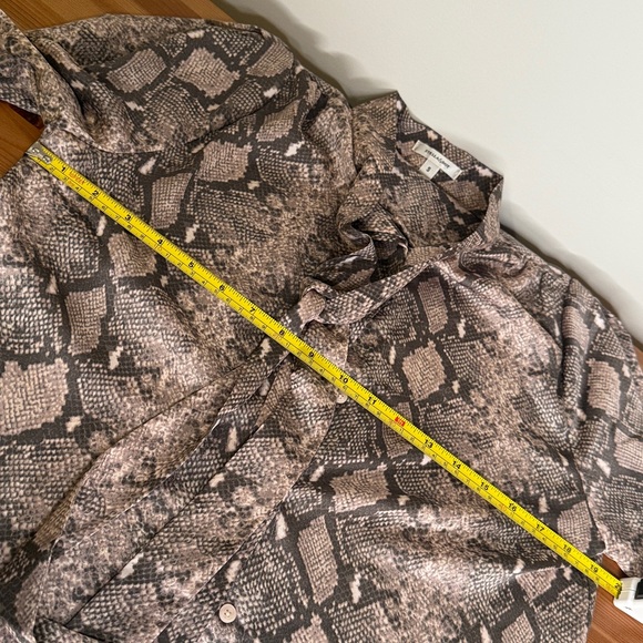 Stella and Dot Lady Boss Top snake print size small - Picture 9 of 10